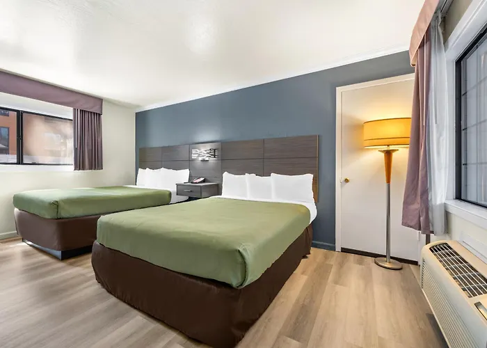 Econo Lodge Inn & Suites Heavenly Village Area